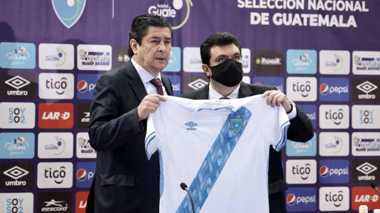 El mexicano Luis Fernando Tena fue presentado este jueves como nuevo seleccionador de Guatemala para los próximos cuatro años, con el Mundial de 2026 como objetivo.
