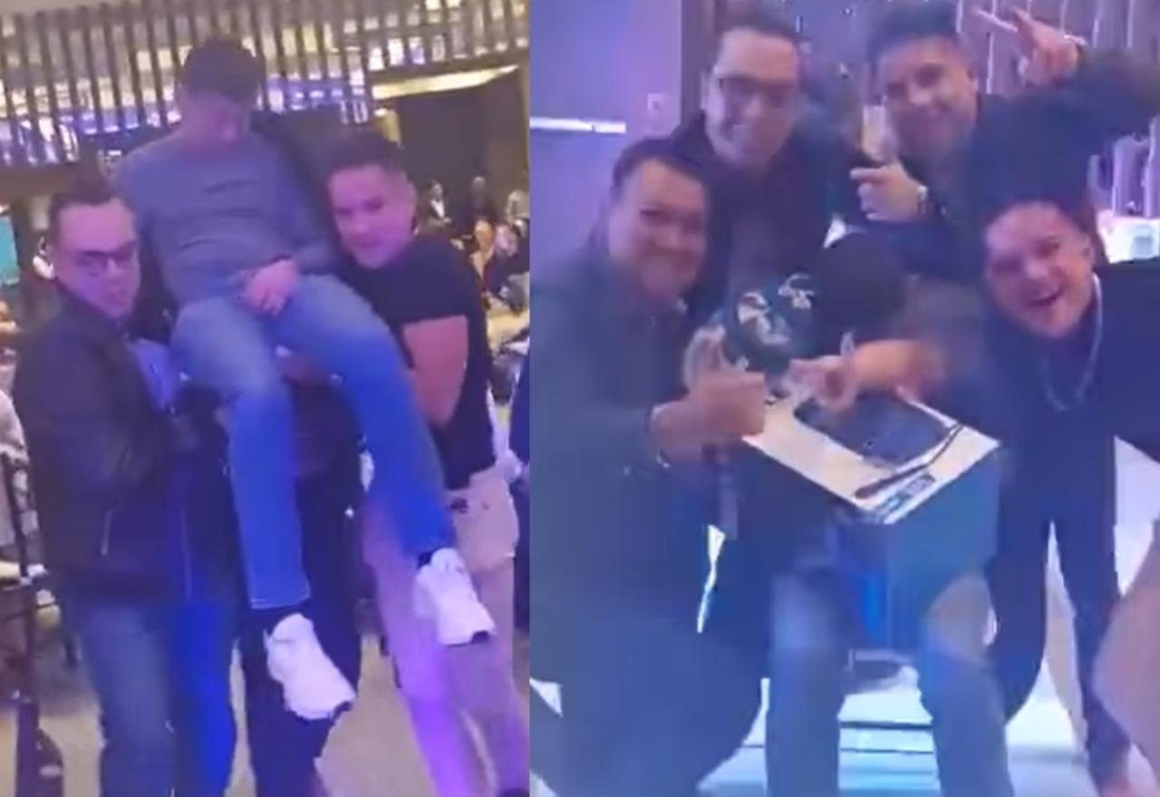 El momento en que el hombre fue llevado por sus amigos al escenario para recoger su premio de la rifa durante la posada, se ha vuelto viral en redes sociales (CAPTURA) 