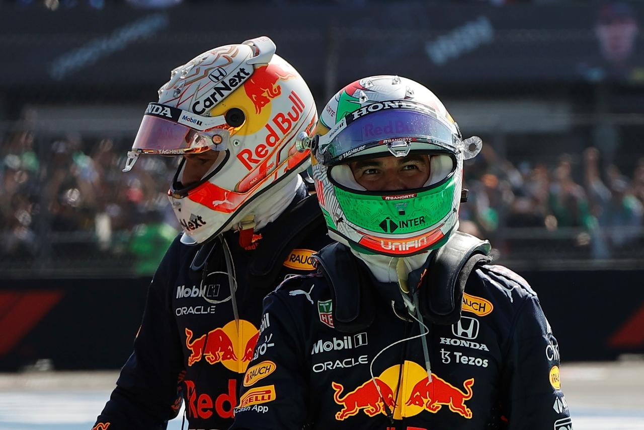 El mexicano Sergio Pérez (Red Bull), declaró este jueves en Abu Dabi que se jugarán el inglés Lewis Hamilton (Mercedes) y su compañero neerlandés Max Verstappen, que su objetivo este fin de semana en Yas Marina es 'ayudar' a este último 'a ganar el campeonato'.