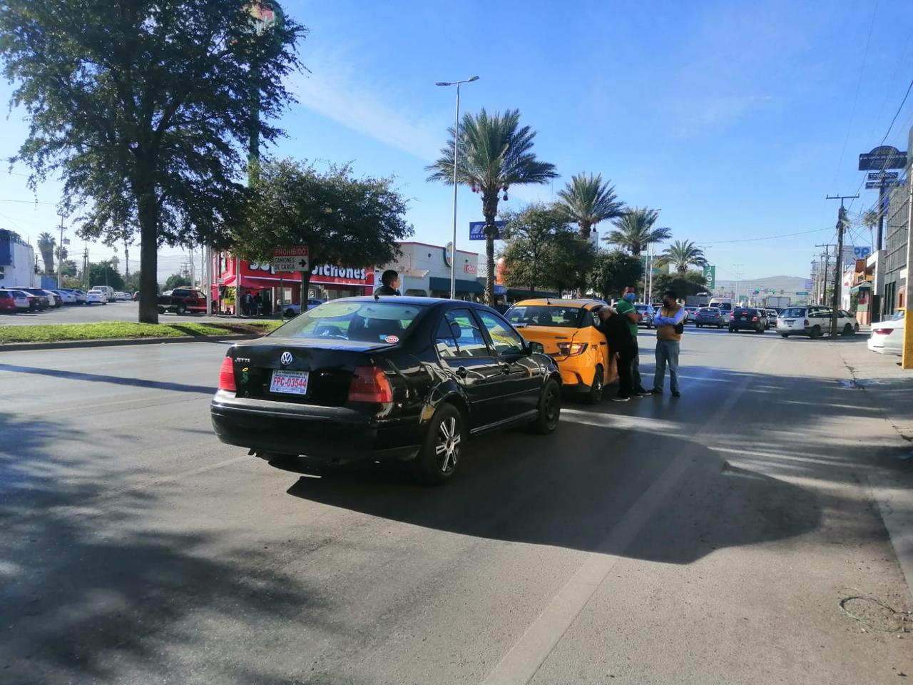 Una pasajera de taxi lesionada y daños materiales por 11 mil pesos, arrojó de saldo el choque alcance ocurrido la mañana del jueves al oriente del bulevar Independencia.