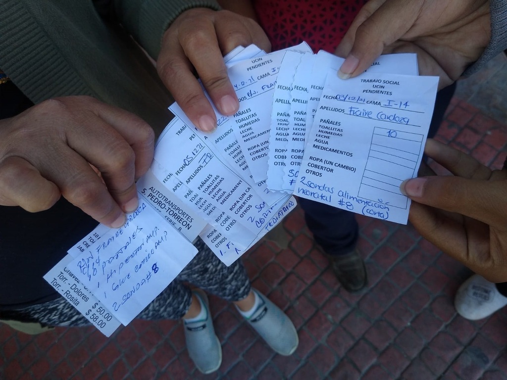 Hay familiares de pacientes internados en el Hospital General de Torreón que diariamente tienen que salir a comprar insumos y medicamentos que no se encuentran en existencia. (ANGÉLICA SANDOVAL)