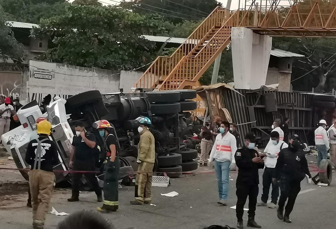 El número de inmigrantes muertos al volcar un camión este jueves en una carretera del estado de Chiapas, sureste de México, subió a 55, informaron autoridades del Gobierno mexicano. (ARCHIVO) 