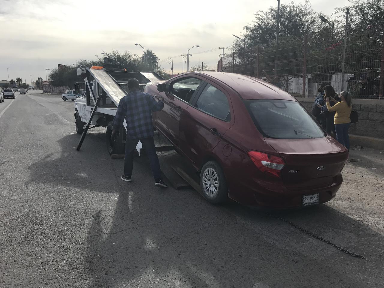 Se detectó a una unidad laborando a través de una plataforma digital, por lo que fue sancionada retirándola, lo que generó un bloqueo en el bulevar Ejército Mexicano. (EL SIGLO DE TORREÓN)