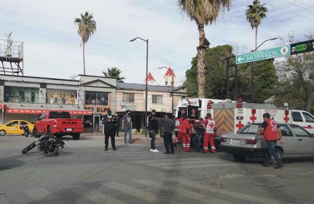 Paramédicos de la Cruz Roja arribaron al lugar para atender al motociclista, el cual presentó múltiples golpes y heridas en el cuerpo. (EL SIGLO DE TORREÓN)