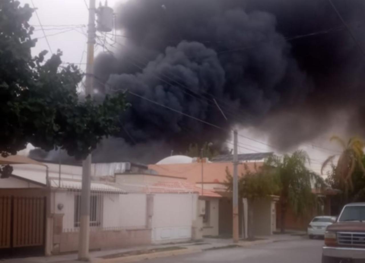 Columna de humo provocó alerta entre los vecinos y comerciantes. (EL SIGLO DE TORREÓN)