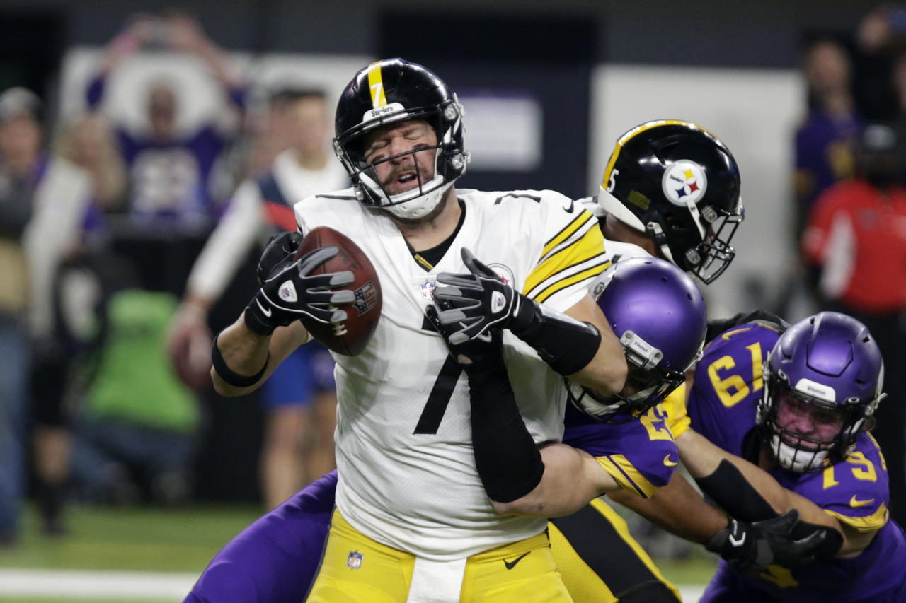 Ben Roethlisberger, quarterback de los Steelers de Pittsburgh, es capturado por Harrison Smith, de los Vikings de Minnesota, en el partido del jueves 9 de diciembre de 2021 (AP Foto/Andy Clayton-King)