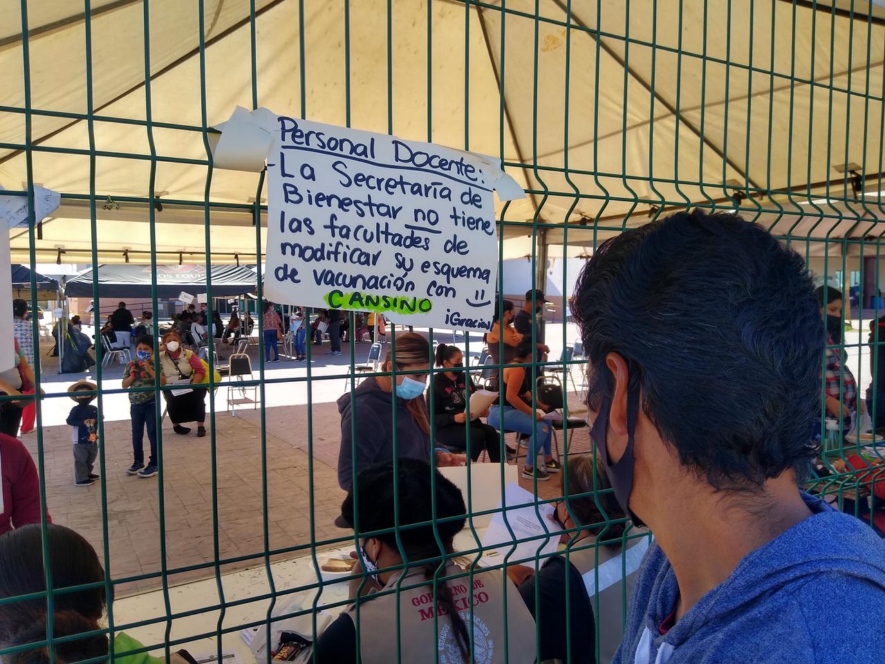 En el Hospital General de Torreón, donde se instaló un módulo de vacunación por casi un mes para la atención a rezagados, se recibió diariamente a cerca de 60 maestros y maestras que buscaban las dosis de Pfizer/BioNTech o AstraZeneca. (EL SIGLO DE TORREÓN)