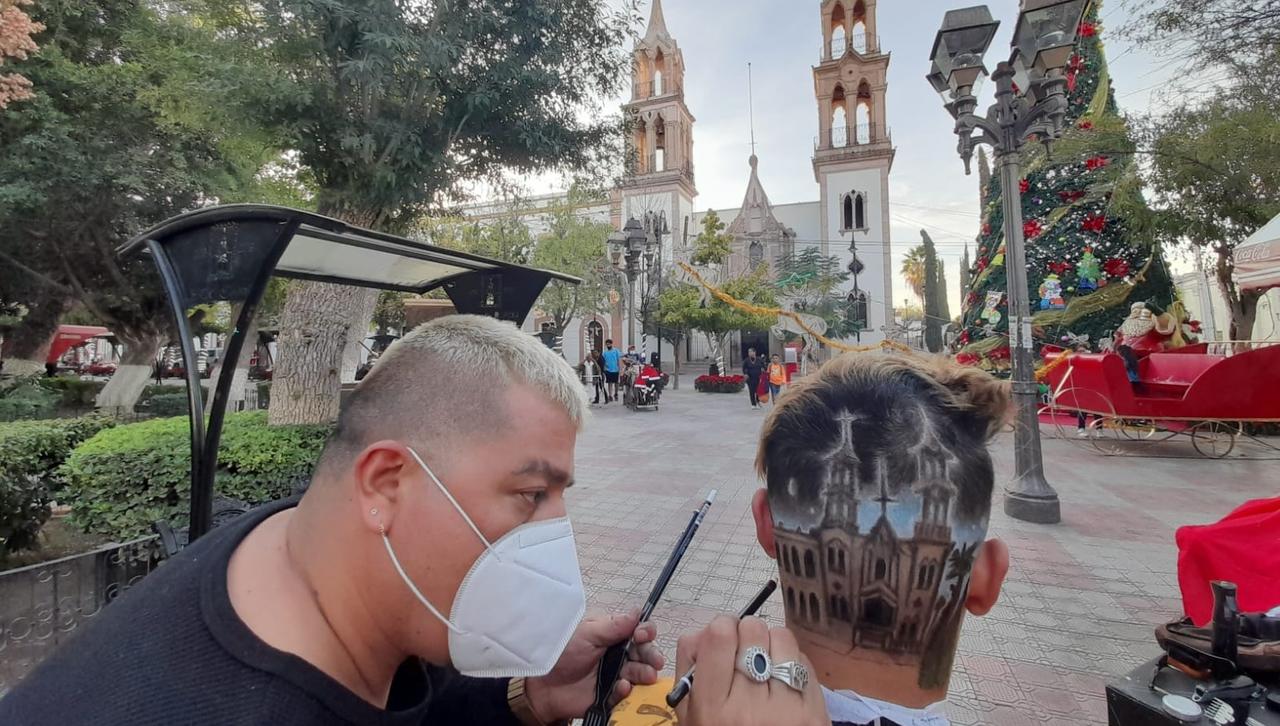 El barbero de la Ciudad de Lerdo, sorprendió al recrear la catedral de ésta en el corte de cabello de un joven (FACEBOOK)