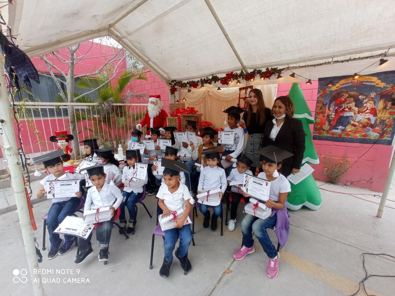 Como parte de la clausura en la que los niños asistieron acompañados por sus madres, se ofreció una conferencia a cargo de Víctor Hugo Alvarado, luego se ofreció una comida, un show de payasos y la entrega de regalos. (CORTESÍA) 