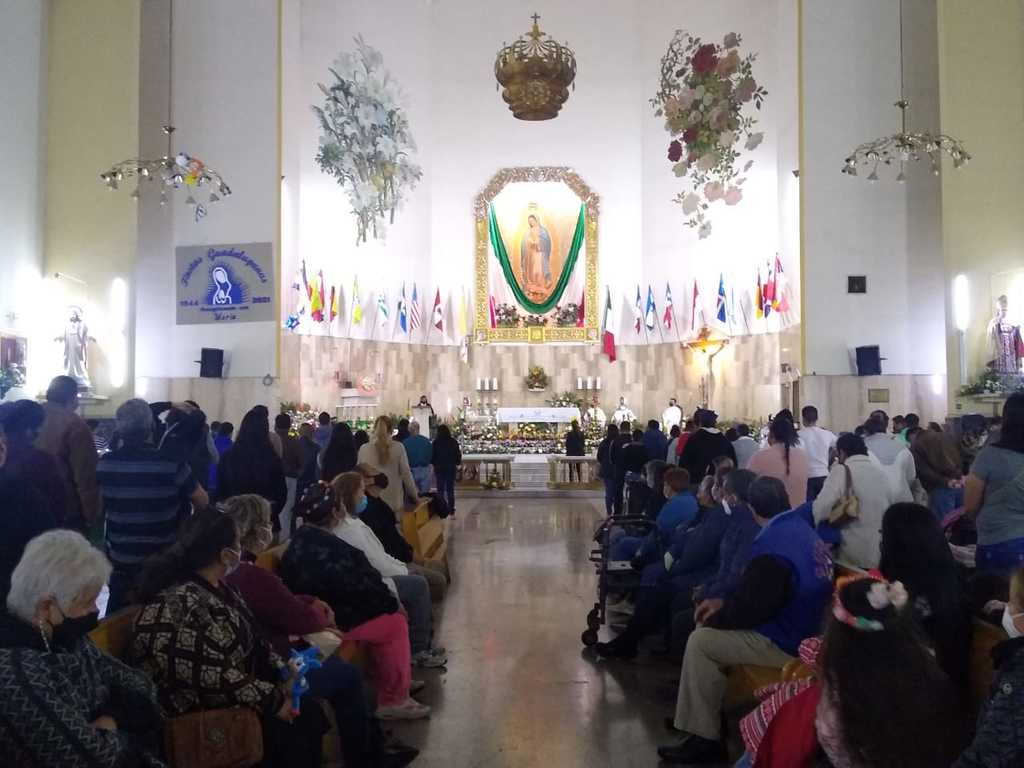 Menos de 100 personas presenciaron la celebración religiosa dentro del templo, todos con cubrebocas, con pocas bancas y con distancia entre sí.