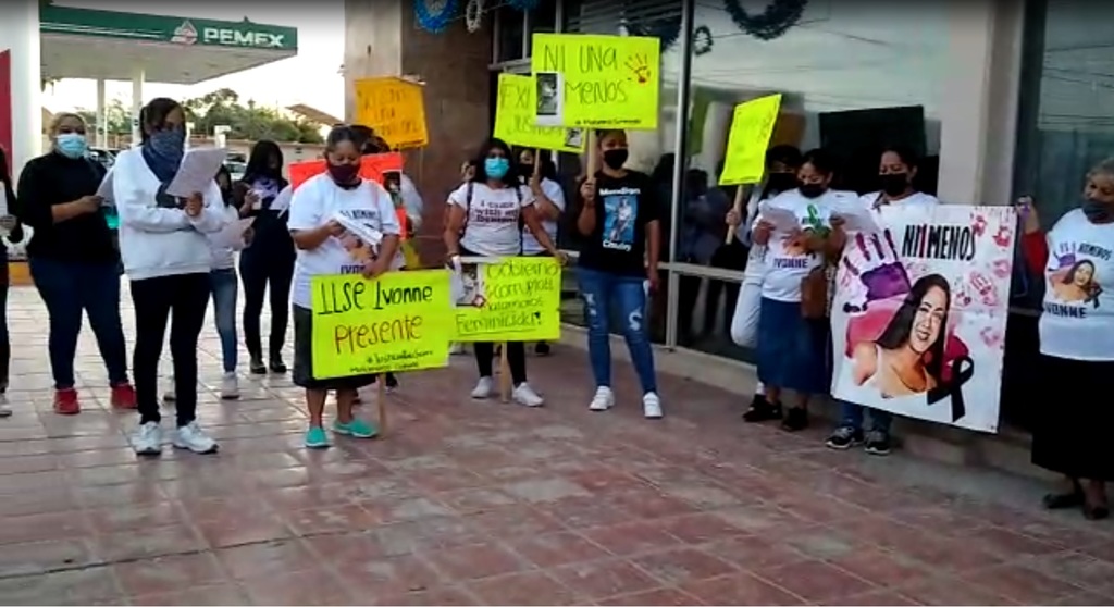 El contingente se reunió en la entrada del municipio, luego avanzó por las principales calles para terminar en la explanada de la Presidencia Municipal, donde se dio lectura a un pronunciamiento. (EL SIGLO DE TORREÓN)