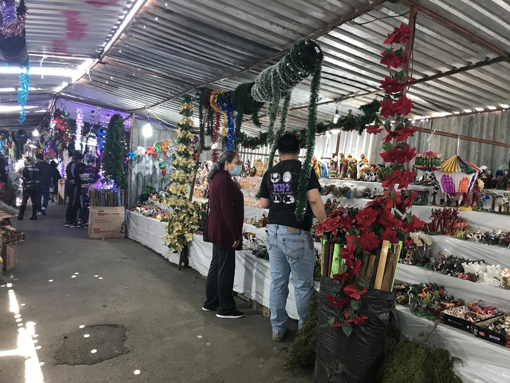 Comerciantes del tradicional Mercado Navideño de Gómez Palacio confían que sus ventas mejorarán a partir de este fin de semana. (ARCHIVO)