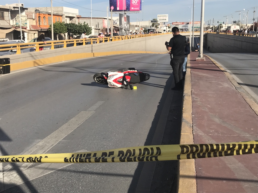 El hombre viajaba a bordo de una motocicleta de marca Italika de color rojo con blanco. (EL SIGLO DE TORREÓN) 