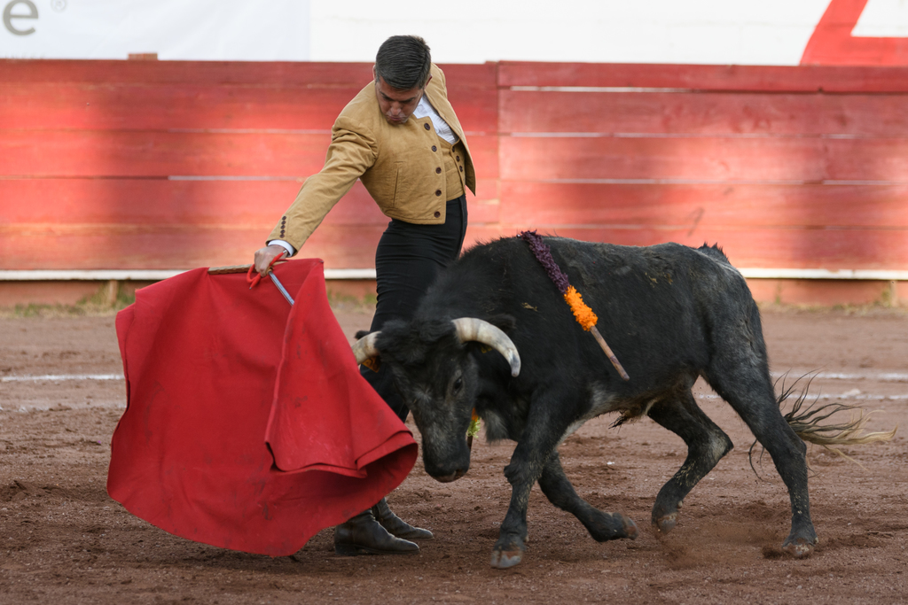 José María Fijo 'El Ciento' cortó una oreja a 'Caminito' luego de una estocada un tanto trasera, pero que resultó mortal. (JORGE MARTÍNEZ)