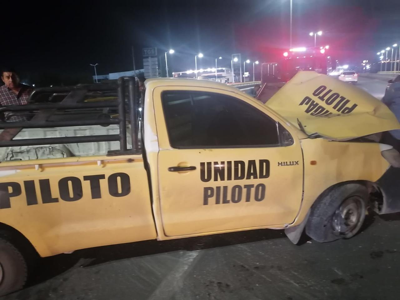Se trata de una camioneta Toyota Hilux, color amarillo, modelo 2014, con logotipos con la leyenda “Unidad Piloto”. (EL SIGLO DE TORREÓN) 