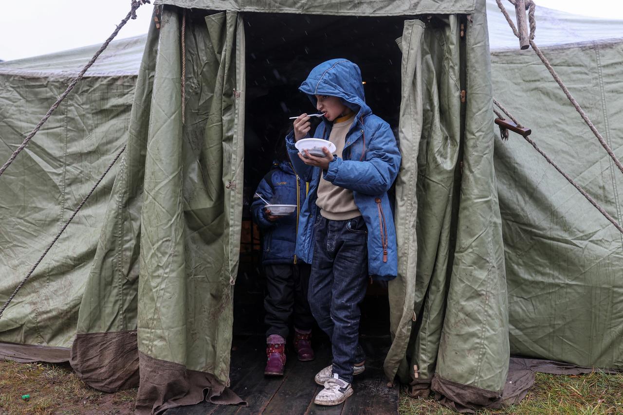 Más de un mes después del estallido de la crisis migratoria en la frontera bielorruso-polaca, muchos migrantes indocumentados aún permanecen en Bielorrusia a la espera de poder entrar en la Unión Europea (UE). (ARCHIVO) 
