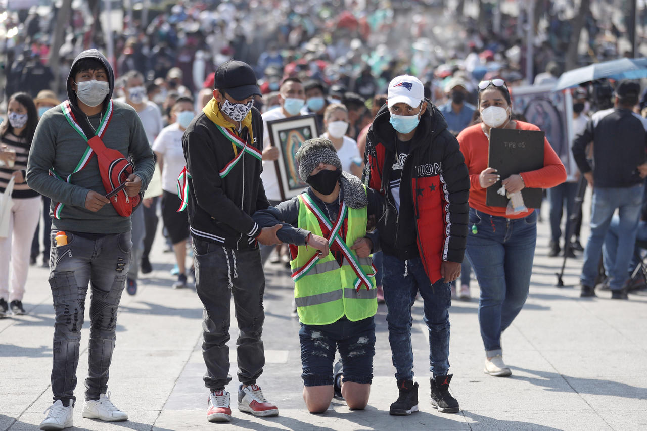 Unos llegaron a la capital en bicicleta, como García, otros en moto con imágenes de la virgen amarradas al asiento, caminando con grandes pinturas de la también conocida como “la morenita” o incluso de rodillas. (EFE)