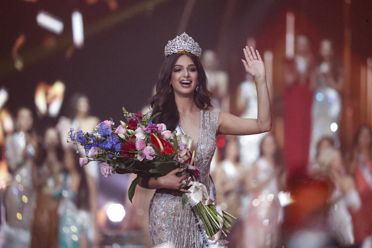 Miss India Harnaaz Sandhu tras ser coronada Miss Universo 2021 el lunes 13 de diciembre de 2021 en Eilat, Israel. (AP Foto/Ariel Schalit)


