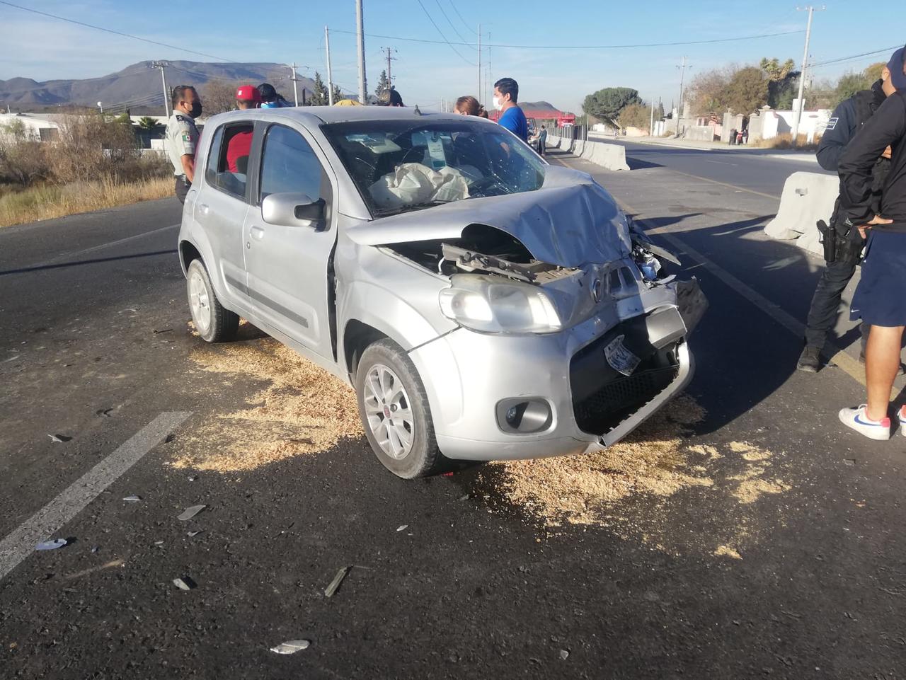Una volcadura se registró la tarde de este domingo en la carretera a Zacatecas en su tramo La Encantada, luego de que al retornar una camioneta le quitara el derecho de paso a un auto compacto, dejando como saldo a dos personas lesionadas.
