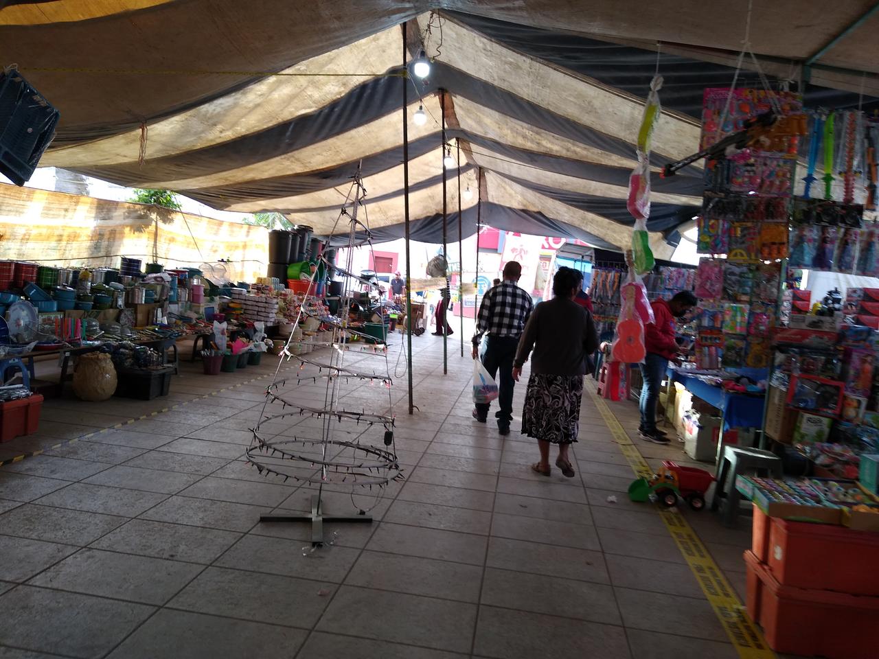 Los comerciantes que se instalaron el Mercando Navideño, el cual tradicionalmente se coloca en la plaza principal de Matamoros, manifestaron que hay “movimiento” en las ventas. (ARCHIVO) 
