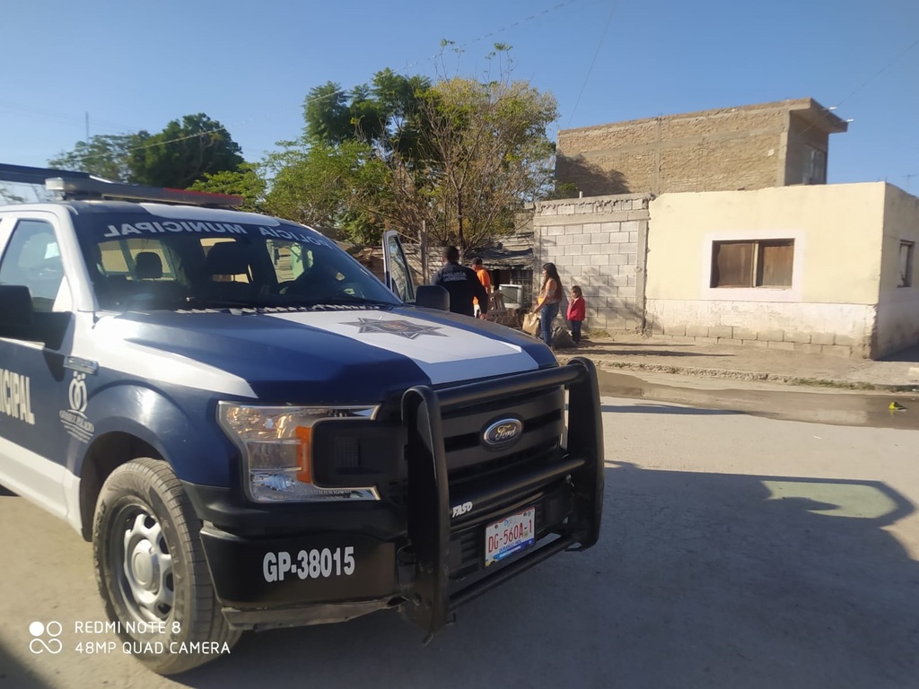 Hasta la vivienda llegaron agentes de la Dirección de Seguridad y Protección Ciudadana de Gómez Palacio a tomar conocimiento. (EL SIGLO DE TORREÓN) 