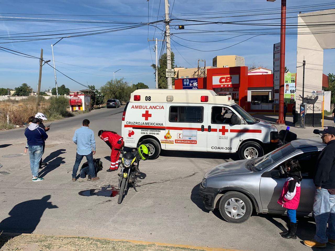 Paramédicos de la Cruz Roja arribaron al lugar para atender al motociclista, mismo que presentó múltiples golpes en el cuerpo. (EL SIGLO DE TORREÓN)