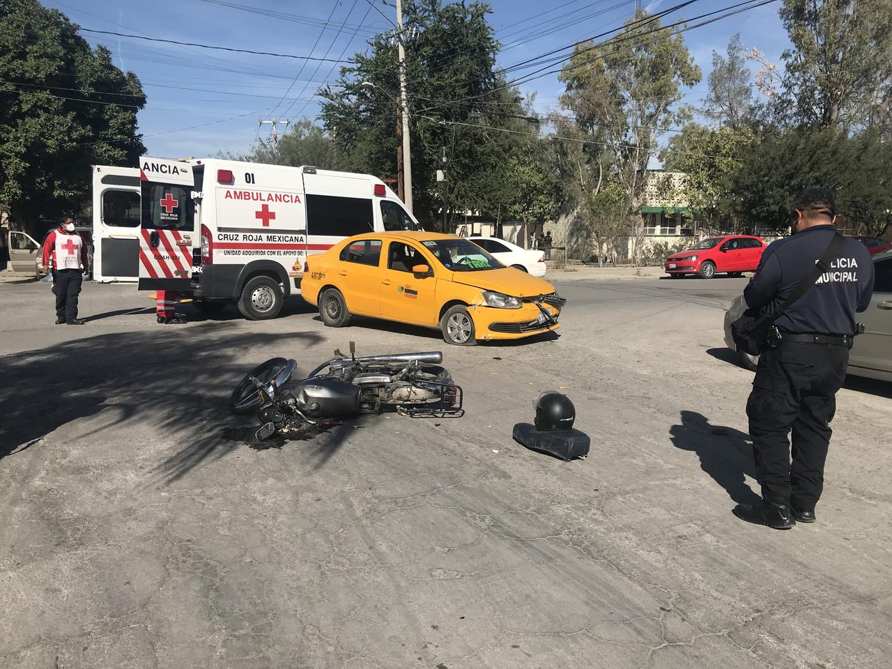 El accidente ocurrió en punto de las 11:00 de la mañana de este lunes en el cruce de las calles Manuel Acuña y Serapio Santiago.  (EL SIGLO DE TORREÓN) 