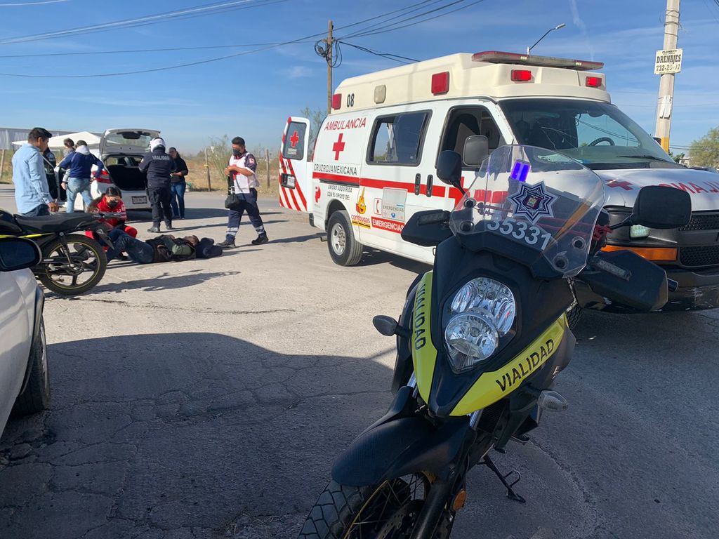 Paramédicos de la Cruz Roja atendieron al motociclista. (EL SIGLO DE TORREÓN)