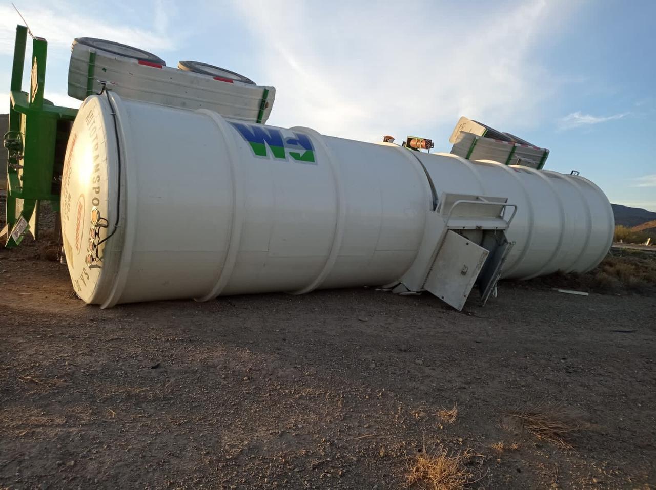 Presuntamente, el operador del tráiler se quedó dormido al volante y al realizar una maniobra, para no salirse del camino ocurrió el accidente. (EL SIGLO DE TORREÓN)