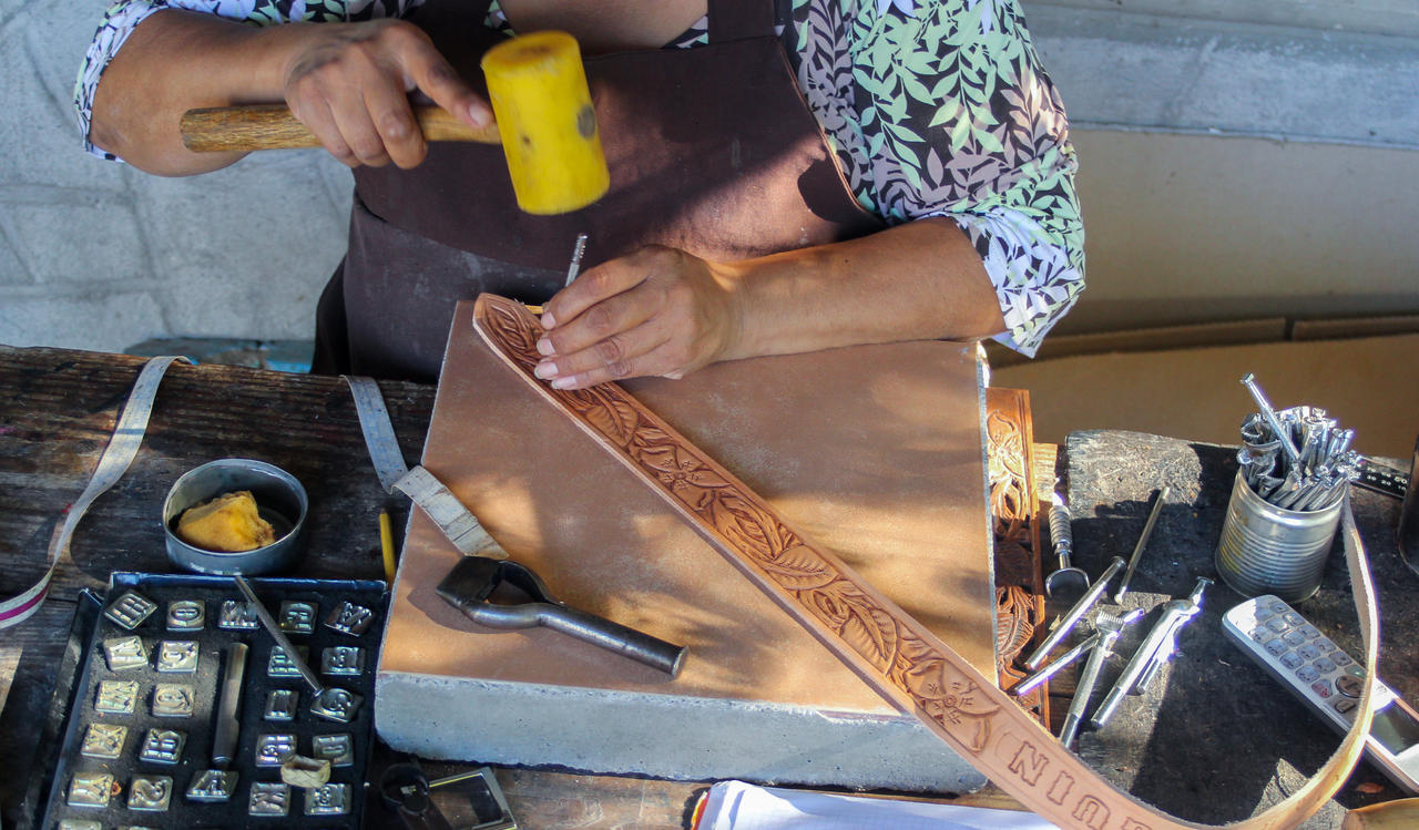 Sivia Pérez Ortiz, artesana originaria de Múzquiz, Coahuila. 