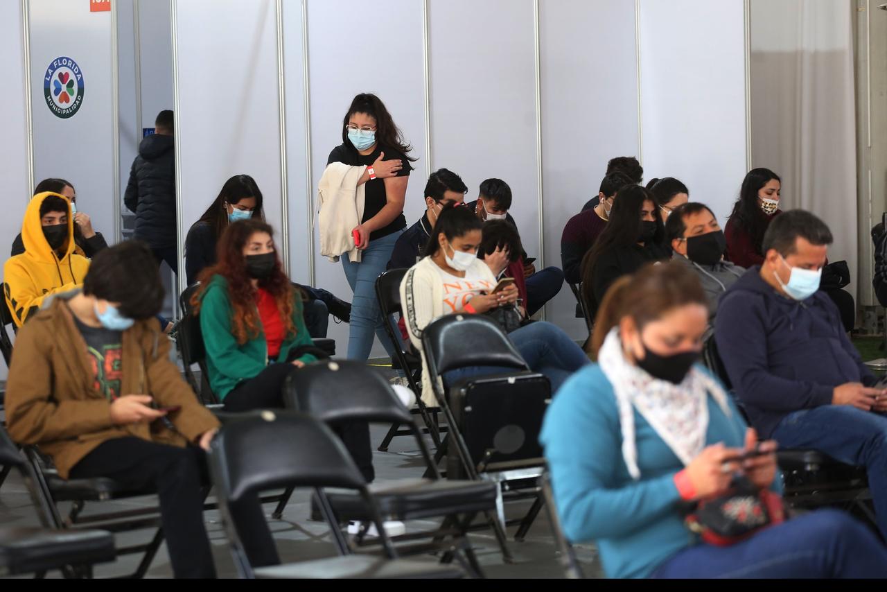 Las autoridades sanitarias chilenas informaron este martes la detección de 970 nuevos casos de COVID-19 en el país, la primera vez en dos meses que los contagios bajan de los 1,000 diarios mientras la población sigue atenta al avance de la variante ómicron. (ARCHIVO)
