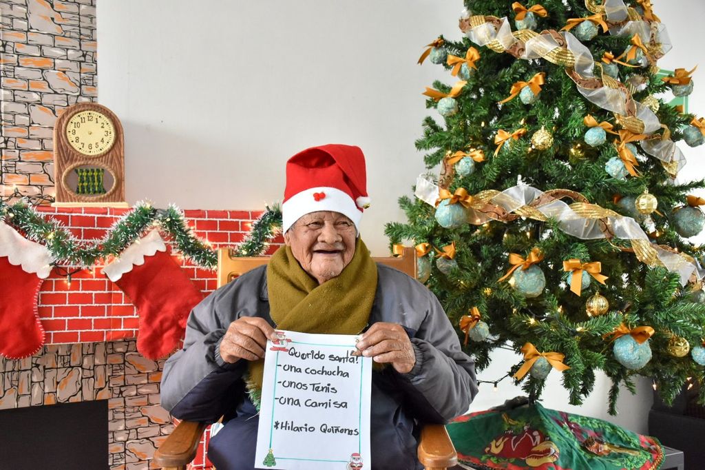 Adultos mayores realizan su carta a Santa para esta Navidad. (EL SIGLO DE TORREÓN)