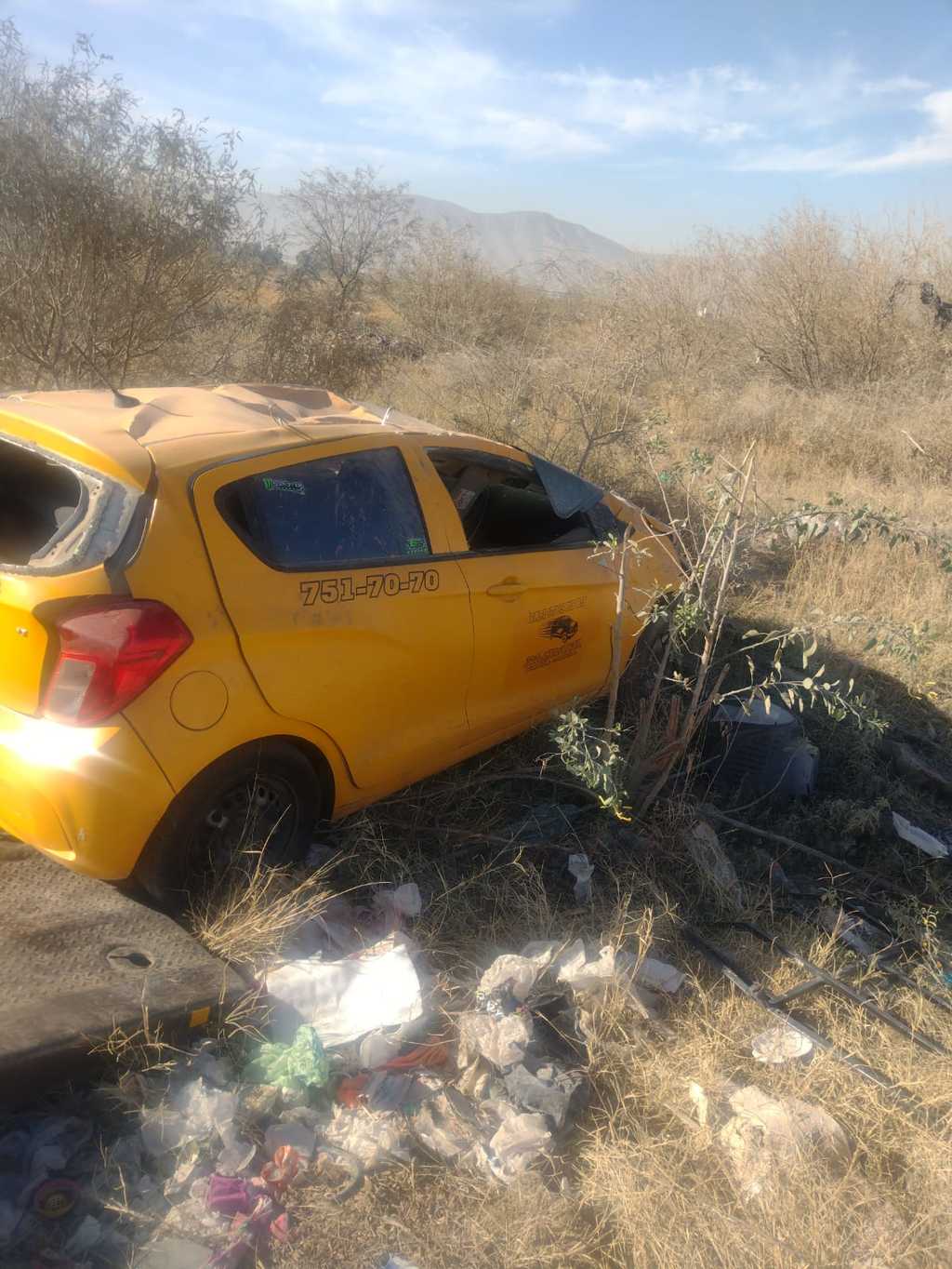 El vehículo se salió del camino y tras dar varios giros terminó entre los matorrales. (EL SIGLO DE TORREÓN) 