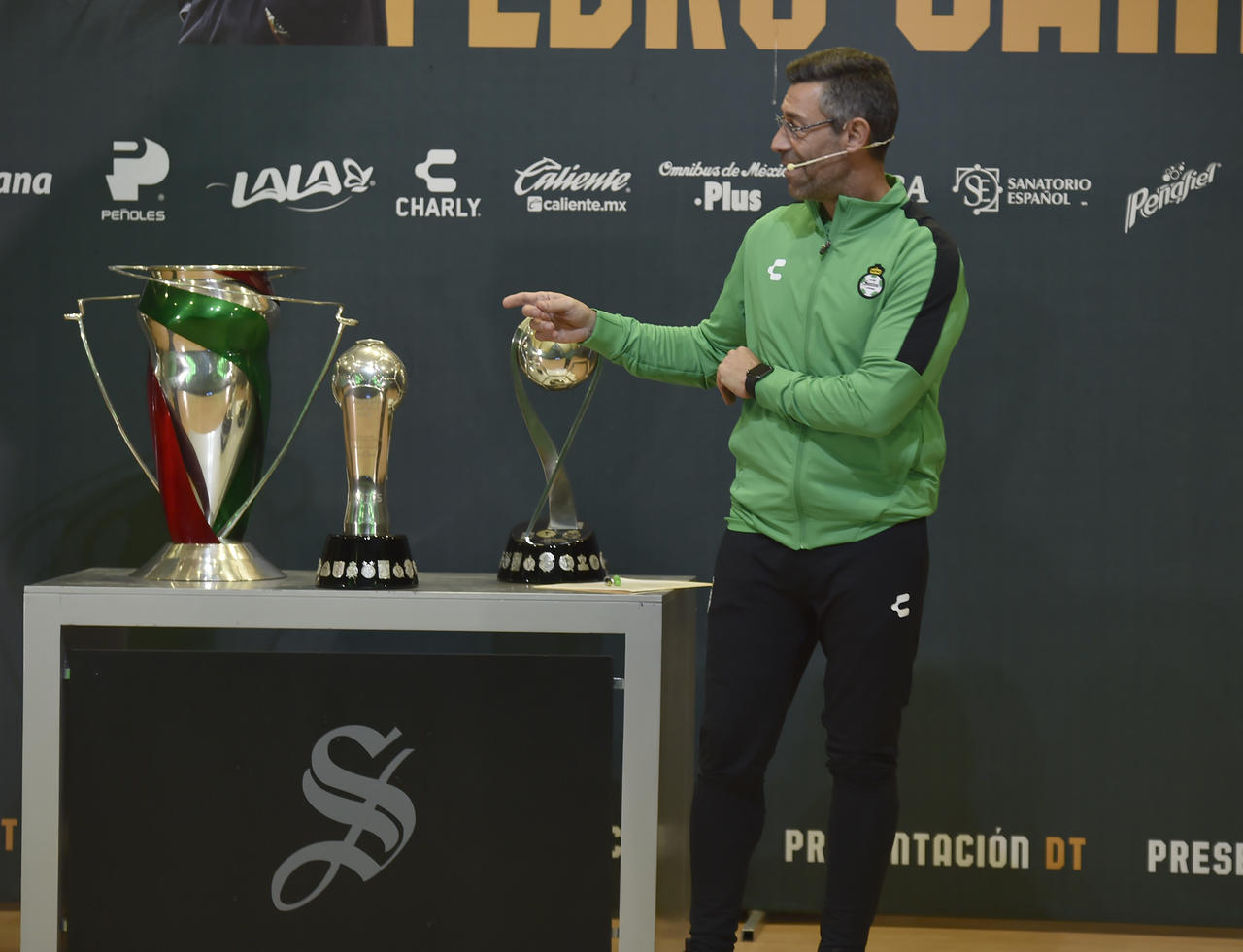Ayer se realizó la presentación del entrenador portugués, mediante una ceremonia realizada en el Auditorio Orlegi, de Territorio Santos Modelo. (FOTOS: RAMÓN SOTOMAYOR)