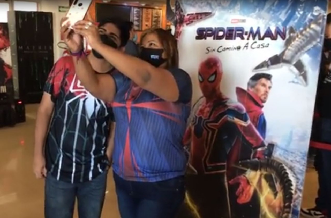 'Este niño me inculcó el gusto', madre lagunera y su hijo acuden a ver filme de Spider-Man
