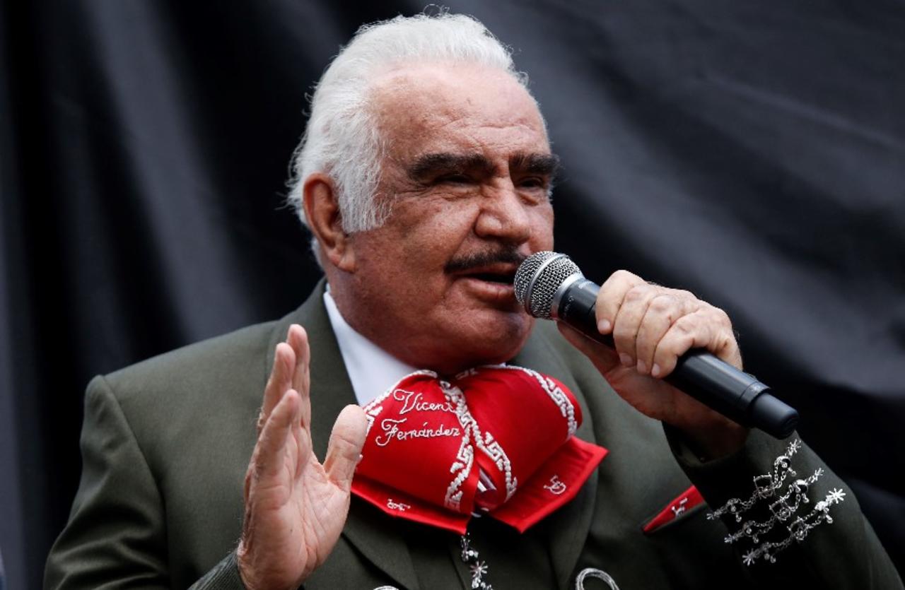 La familia de Vicente Fernández mintió sobre su fecha de muerte, oficialmente ocurrida el domingo pasado, de acuerdo con un amigo del Charro de Huentitán.