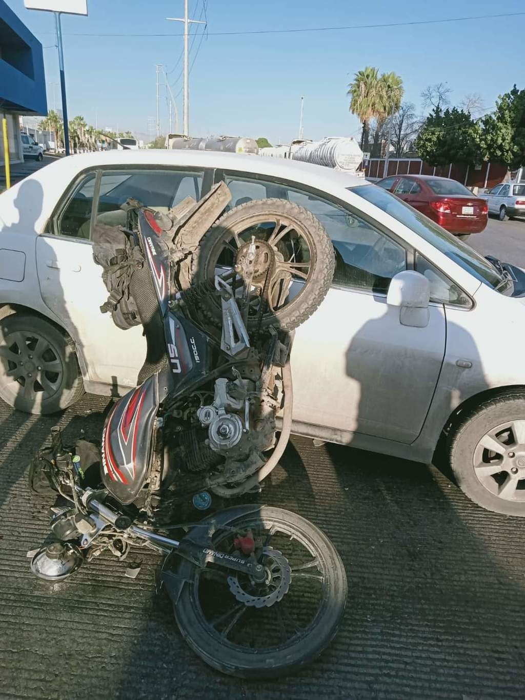 Motociclista es trasladado al hospital luego de ser impactado por un automóvil. (EL SIGLO DE TORREÓN) 