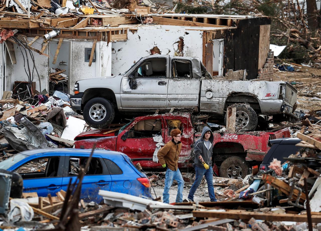 Las comunidades afectadas por los recientes tornados en el sur y centro-occidente de Estados Unidos se abocan ahora a una dolorosa tarea: llorar a sus muertos y darles sepultura digna. (ARCHIVO) 