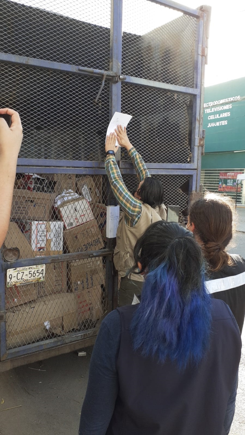 Ayer se cargó el camión con los materiales que se utilizaron en el proceso electoral para que se utilice en los libros de texto. (EL SIGLO DE TORREÓN) 