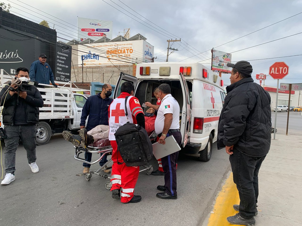 Camioneta le corta la circulación a motociclista y provoca accidente en Torreón