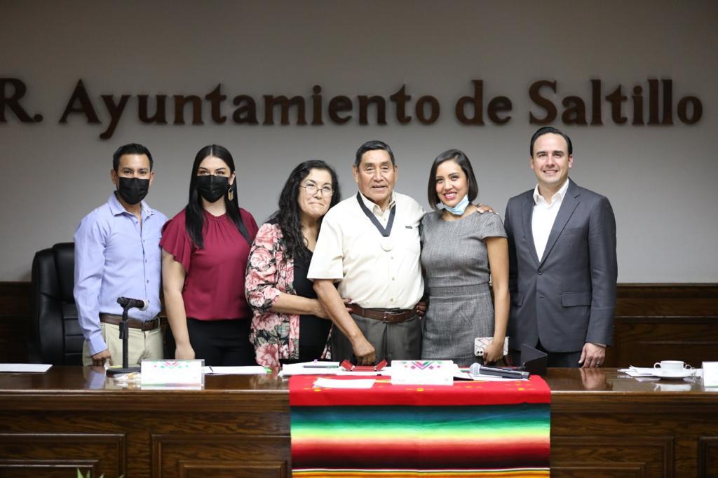 El alcalde dijo que don Pedro Salazar Herrera es un ejemplo del compromiso y responsabilidad que tienen los trabajadores municipales. (EL SIGLO DE TORREÓN)