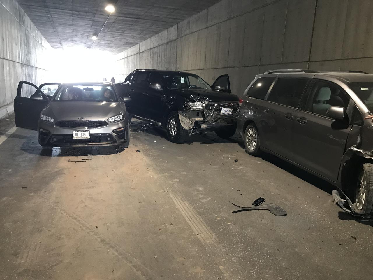 Este sábado se registró un choque múltiple en el interior del desnivel ubicado frente a la colonia Villa Florida de la ciudad de Torreón, tres vehículos se vieron involucrados en los hechos. (EL SIGLO DE TORREÓN)