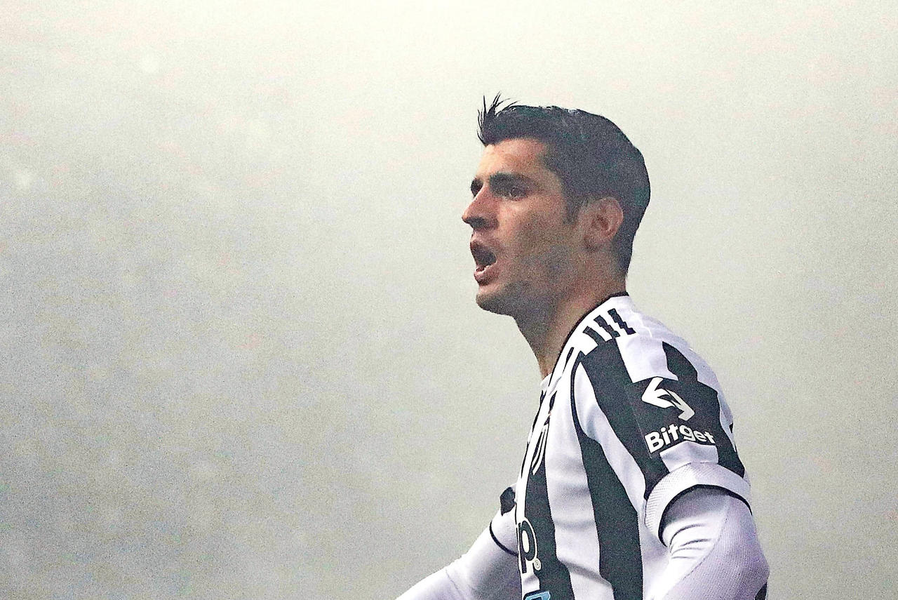 Un gol del español Álvaro Morata a los seis minutos y otro en la segunda parte del colombiano Juan Guillermo Cuadrado permitieron este sábado al Juventus imponerse por 0-2 en el campo del Bolonia, en un partido de la decimoctava jornada de la Serie A condicionado por la niebla. (EFE) 
