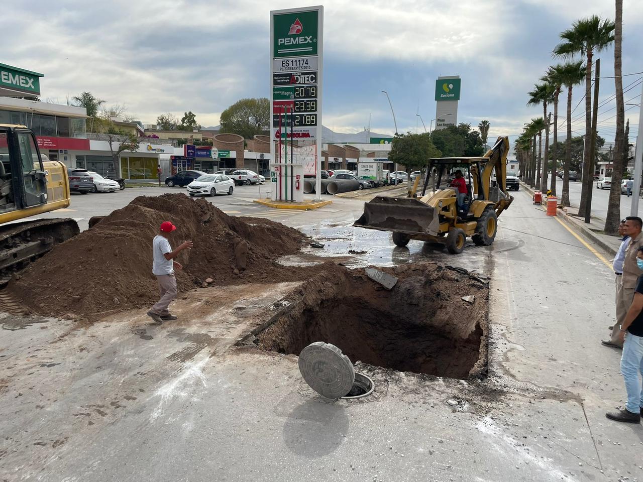 Este fin de semana arrancó la reparación de un colector de drenaje dañado en pleno cruce de la calzada Colón y el bulevar Constitución, como parte del área operativa del Simas Torreón. (EL SIGLO DE TORREÓN) 
