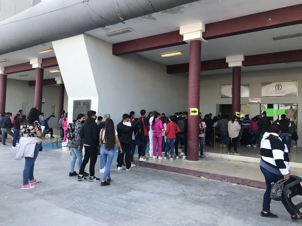 Piden a maestros y a personal de salud, esperar por su vacuna antiCOVID de refuerzo. (EL SIGLO DE TORREÓN)