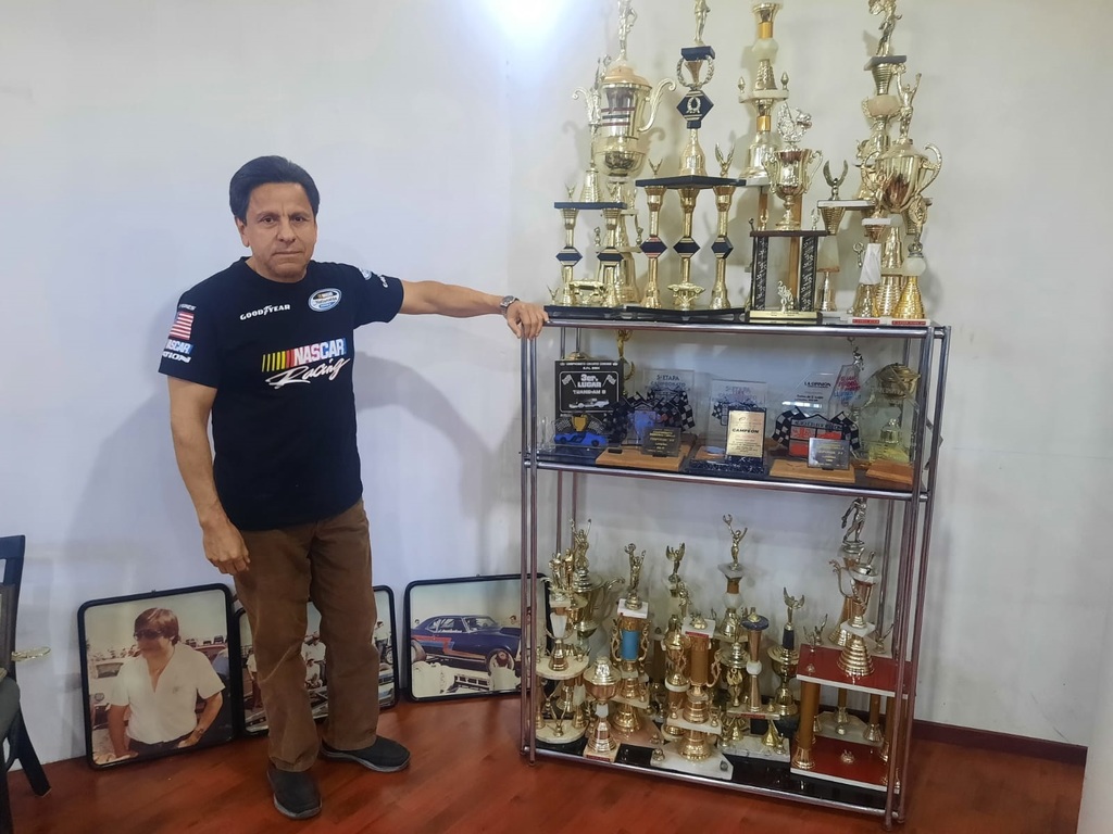 Una vitrina plagada de trofeos, memoria gráfica y sobre todo, una inagotable pasión por el automovilismo, adornan la oficina de Joel Santibáñez, quien fue testigo de la fundación de los dos autódromos laguneros. (EL SIGLO DE TORREÓN) 