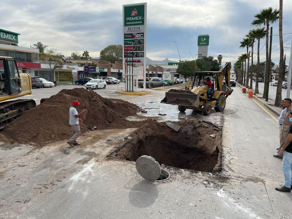 Realizan reparación de colector de drenaje colapsado en el cruce de la calzada Colón y el bulevar Constitución de Torreón. (EL SIGLO DE TORREÓN)