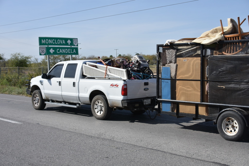 Desde la madrugada y hasta la noche de este sábado 18 de diciembre, se reportaron largas filas de paisanos en las carreteras de acceso a la ciudad de Eagle Pass, adonde se dirigen para poder cruzar a México. (EL SIGLO DE TORREÓN) 