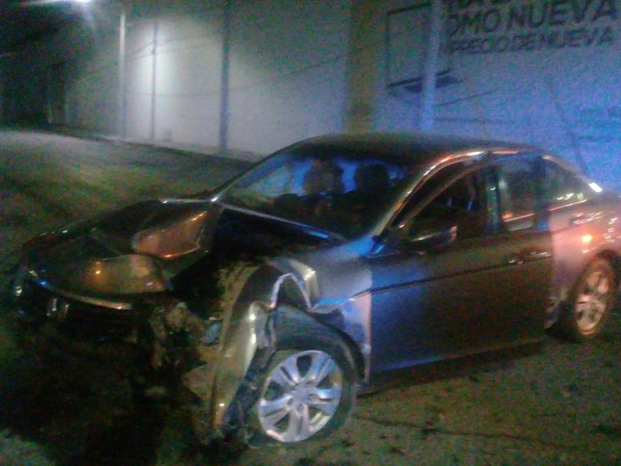 El vehículo siniestrado es un Honda Accord, color gris, modelo 2009, que era conducido por un hombre que se identificó como Carlos., de 24 años de edad. (EL SIGLO DE TORREÓN) 