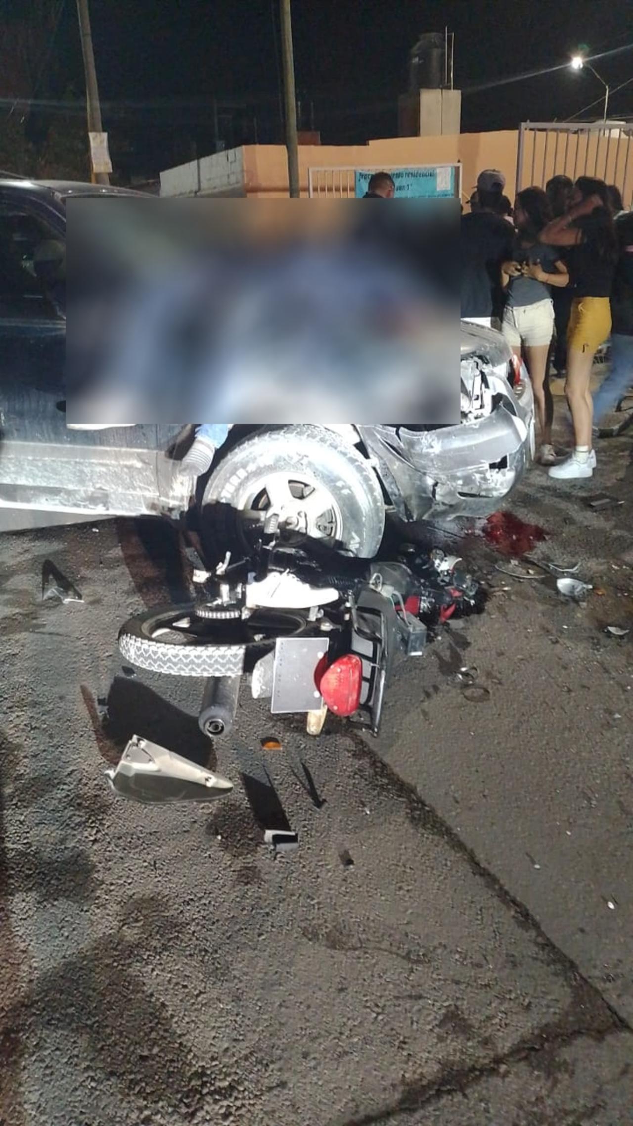 La conductora de la camioneta impactó al motociclista, lo que provocó que este se estrellara en el parabrisas, perdiendo la vida en el lugar. (EL SIGLO DE TORREÓN) 